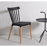 Kosmi Chaise Style scandinave à barreaux modèle Pop - Coque en résine Noire et Pieds en Bois Naturel