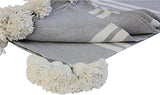 ESSENCE OF MOROCCO Couverture marocaine à pompons tissée à la main en pur coton 3 m x 2 m (gris blanc)