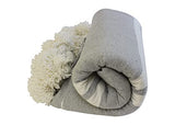 ESSENCE OF MOROCCO Couverture marocaine à pompons tissée à la main en pur coton 3 m x 2 m (gris blanc)