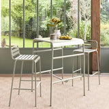 sweeek - Table Haute de Jardin Amelia Beige. 2 chaises Hautes en Acier. 70 x 70cm x 95cm