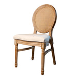 EME Mobiliario Chaise médaillon Luis XVI en bois de bouleau vieilli. Chaise avec dossier en treillis de rotin naturel de style français. Assise rembourrée en lin beige. 40 x 47 x 97