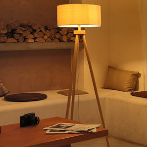 Aigostar Lampadaire Sur Pied Salon Vintange,Lampadaire Trépied en Bois,Ampoule Non Incluse,Compatible Ampoule LED E27,Avec Interrupteur à Pied et Abat-Jour en Lin,Idéal Salon,Chambre,Bureau