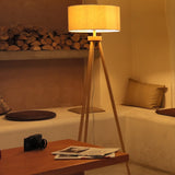 Aigostar Lampadaire Sur Pied Salon Vintange,Lampadaire Trépied en Bois,Ampoule Non Incluse,Compatible Ampoule LED E27,Avec Interrupteur à Pied et Abat-Jour en Lin,Idéal Salon,Chambre,Bureau