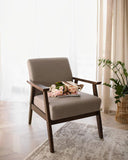 Beliani Fauteuil en Tissu Taupe et Bois d'Hévéa Sombre Accoudoirs en Bois Droit Rétro Asnes