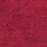 Luxueux canapé en velours bordeaux avec coussins de dossier amples et pieds en bois massif