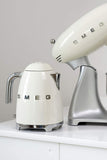 Smeg, Bouilloire Électrique KLF03WHEU 1,7 L, Filtre Anticalcaire Lavable, Arrêt Automatique de Sécurité, Indicateur de Niveau d'Eau, Base Antidérapante, Range Cordon, Puissance 2400W, Blanc