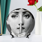 XYTDM Lina Cavalieri Assiette décorative murale avec support et crochet à ressort spécial, 25,4 cm, A4