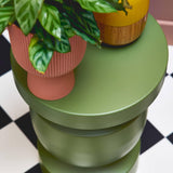 sweeek - Table d'appoint. Bout de canapé. Table de Chevet en métal Coloris Kaki. Alma. Ø30.5 x H 46.5cm