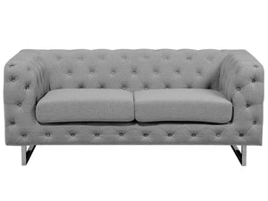 Canapé Fixe 2 Places Style Chesterfield Capitonnés en Tissu Gris Clair avec Pieds en Acier Inox Top Tendance pour Salon Chic et Glamour Beliani