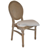 EME Mobiliario Chaise médaillon Luis XVI en bois de bouleau vieilli. Chaise avec dossier en treillis de rotin naturel de style français. Assise rembourrée en lin beige. 40 x 47 x 97