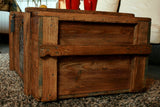 Voyage Vieux Coffre Table basse Cottage cuiseur vapeur Coffre en pin avec vintage Tin Sign Largeur : 110 cm Hauteur : 45 cm Profondeur : 60 cm