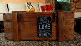Voyage Vieux Coffre Table basse Cottage cuiseur vapeur Coffre en pin avec vintage Tin Sign Largeur : 110 cm Hauteur : 45 cm Profondeur : 60 cm