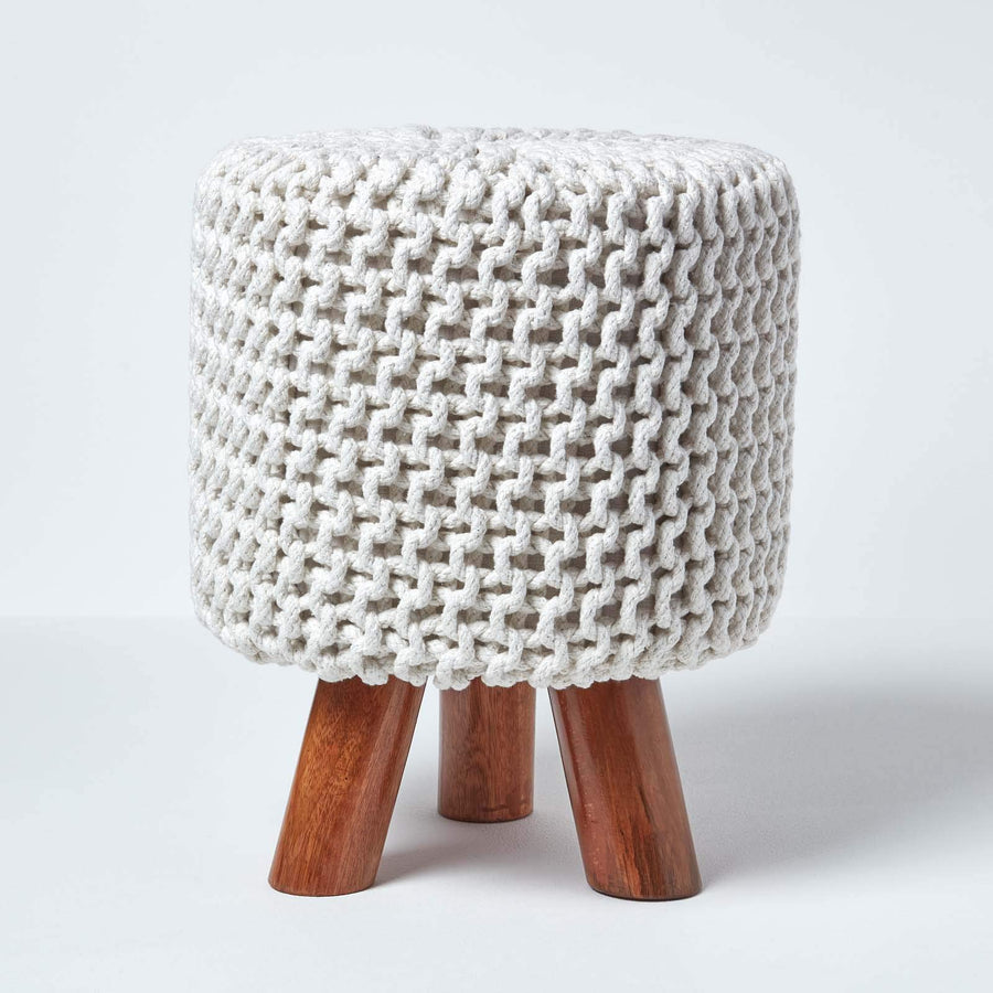 HOMESCAPES Pouf tressé en tricot et pieds en bois, coloris Blanc cassé, 32x32x42 cm