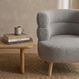 Menzzo Fauteuil Design scandinave RIVIANI – Tissu Bouclette Gris – Assise Arrondie Confortable – Pieds Bois Naturel – Fauteuil Lounge Moderne – L80 x P75 x H74 cm