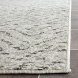 Safavieh Tapis Chevron pour Salon, Salle à Manger, Chambre à Coucher - Collection Adirondack - Poils Courts - Ivoire et Anthracite - 155 x 229 cm