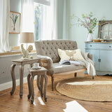 Loberon Canapé Kingsley Piquage Chesterfield Classique Pieds Tournés, Housse Résistante, Assise Bois de Manguier, Polyester, Laiton, Lin