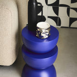 sweeek - Table d'appoint. Bout de canapé. Table de Chevet en métal. Bleu. Coumba. Ø32 x H 46.5cm