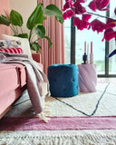 Beliani Pouf de Forme Cylindrique Type Chesterfield fabriqué en Velours Synthétique Bleu Foncé pour Salon ou Chambre Moderne