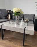 Beliani Table Basse Rectangulaire avec Plateau Effet Béton et Pieds Noirs pour Salon au Style Moderne et Industriel