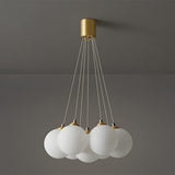 Plafonnier Éclair de pendentif en grappes de globe du milieu du siècle for îlot de cuisine, lustre en laiton moderne salle à manger suspendue, lumière de la conception de ballon en verre blanc 4 lustr