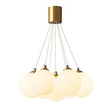 Plafonnier Éclair de pendentif en grappes de globe du milieu du siècle for îlot de cuisine, lustre en laiton moderne salle à manger suspendue, lumière de la conception de ballon en verre blanc 4 lustr