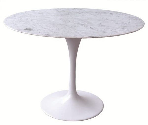 Table Tulip. Table design, base en aluminium, plateau en marbre blanc de 120 cm de diamètre. Chaises et fauteuils assortis disponibles Iberahome