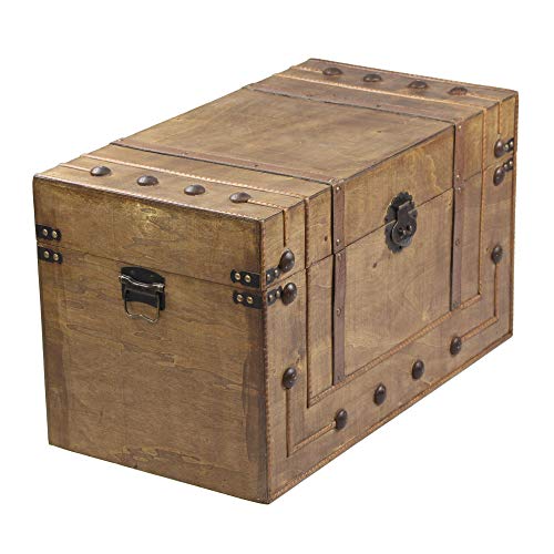 Coffre colonial grand modèle, déco nostalgique de globetrotteur, bois brun décoré de garniture et de fermetures en métal, sangle et poignée en simili-cuir de couleur assorti Coffre colonial grand modèle, déco nostalgique de globetrotteur, bois brun décoré de garniture et de fermetures en métal, sangle et poignée en simili-cuir de couleur assorti