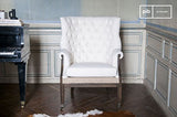 Fauteuil Baroque Cambridge - Bois Massif, Produit atypique, Finition patinée | Design capitonné pour Un Style bohème élégant - Blanc Creme (L64 x H104 x P64 cm)
