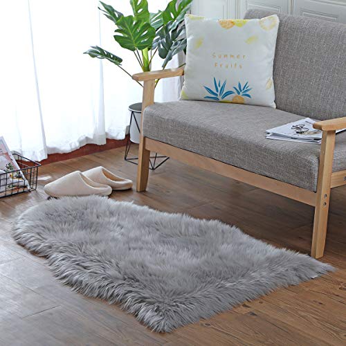 YIHAIC Peau de Mouton synthétique,Cozy Sensation comme véritable Laine Tapis en Fourrure synthétique, Man-Made Luxe Laine Tapis de Canapé Coussin (Gris, 75 x 120 cm)