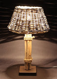 Lampe de table en bois flotté, abat-jour en osier cérusé gris, pied en métal laqué brun foncé