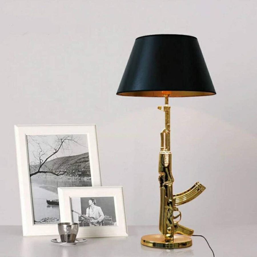 Lampe de chevet hôtel spot ak47 doré lampe de table pistolet lampe de table hôtel créatif décoration simple personnalité @ 2 Lampe de chevet hôtel spot ak47 doré lampe de table pistolet lampe de table hôtel créatif décoration simple personnalité @ 2