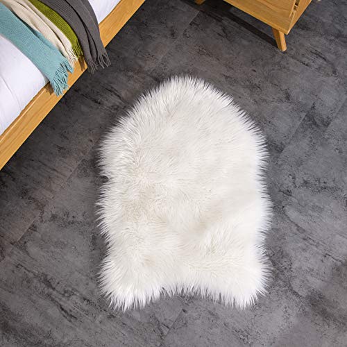 Teppich Wölkchen Tapis en Fausse Fourrure d'agneau et Peau de Mouton | Carpette Moelleuse pour Chambre à Coucher, Salon, Crèche | Jet de Divan de Décoration Chaise | Blanc - 55x80cm
