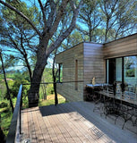 Maisons en bois intégrées dans la nature